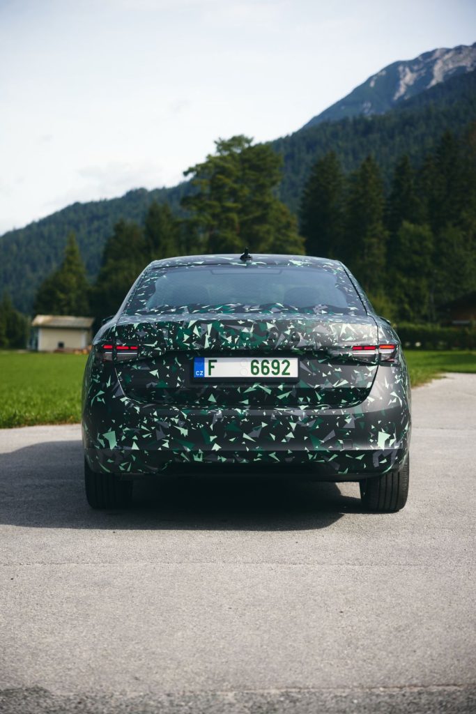 El Skoda Superb 2024 se muestra por primera vez con su carrocería berlina 4 Motor16 SkodaSuperbBerlina 33 Motor16