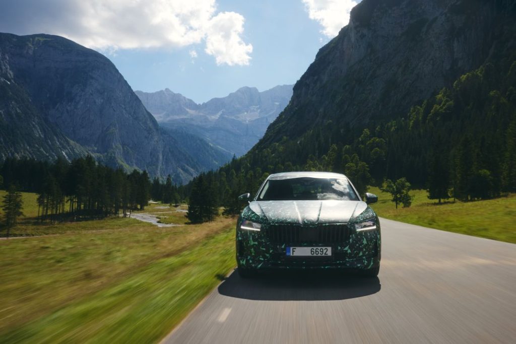 El Skoda Superb 2024 se muestra por primera vez con su carrocería berlina 9 Motor16 SkodaSuperbBerlina 4 Motor16