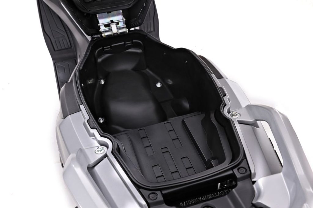 Nuevo Voge SR1 125: un scooter con estética GT para el carnet de coche 22 Motor16 Voge SR1 125 scooter 27 Motor16