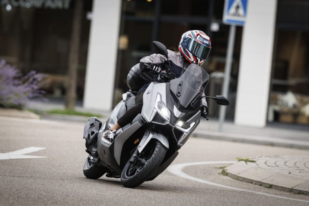 Nuevo Voge SR1 125: un scooter con estética GT para el carnet de coche 6 Motor16 Voge SR1 125 scooter 4 Motor16