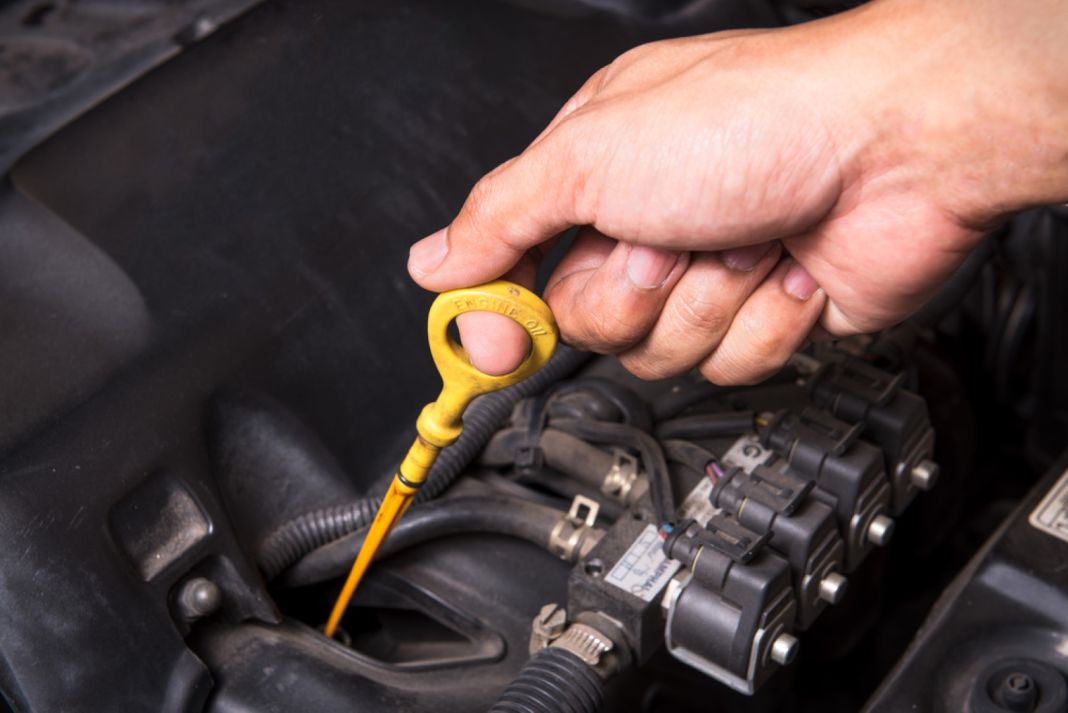 Es muy importante revisar y cambiar el aceite del motor. Estos cuidados permiten al usuario evitar problemas mecánicos mayores, así como la ayuda, también, a ahorrar combustible en el coche.