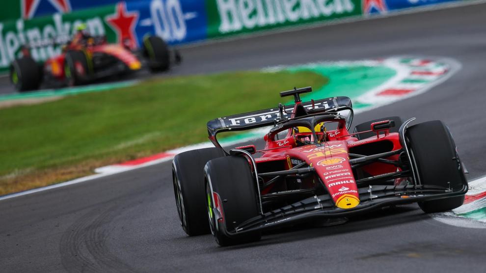 Las bonitas palabras de Sainz a su ingeniero tras los ataques de Leclerc en Monza 104 Motor16 estrategias