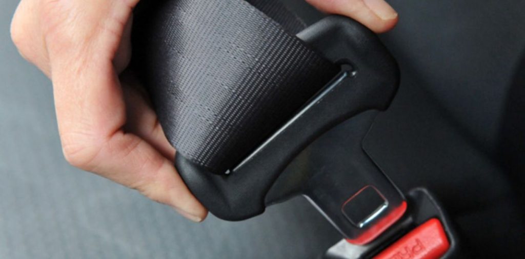 Si quieres que tu coche te dure para siempre, hay siete zonas que debes limpiar sí o sí. No hay excusa 31 Motor16 cinturón de seguridad