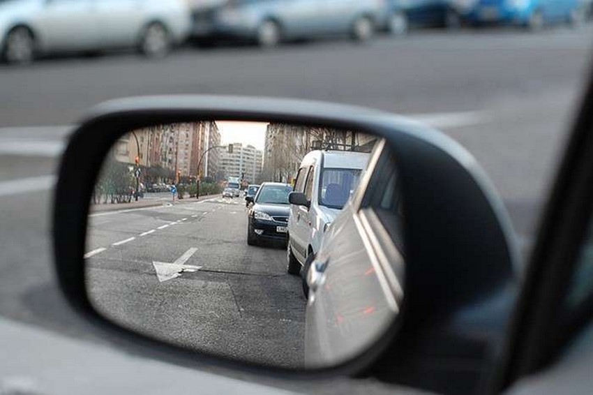 ¿Cómo ajustar los espejos retrovisores cuando tienes pasajeros?