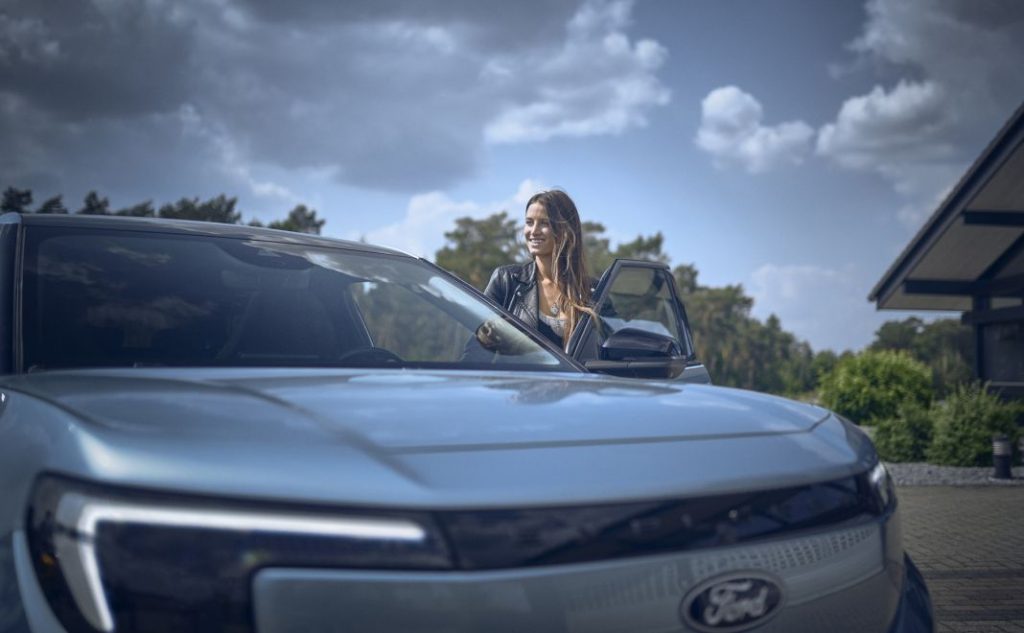 @LexieLimitless dará la vuelta al mundo en un Ford Explorer eléctrico 7 Motor16 ford @LexieLimitless32 Motor16