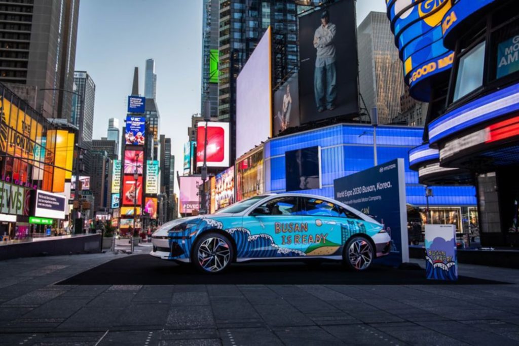 Los art cars de Hyundai y Kia toman París 7 Motor16 hyundai art cars in new york times square 01 wid 1024 Motor16