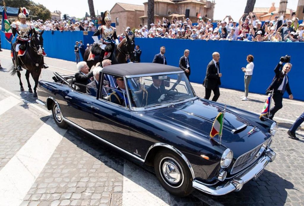 Este es el coche clásico que ha elegido Brad Pitt 3 Motor16 lancia flaminia presidencial Motor16