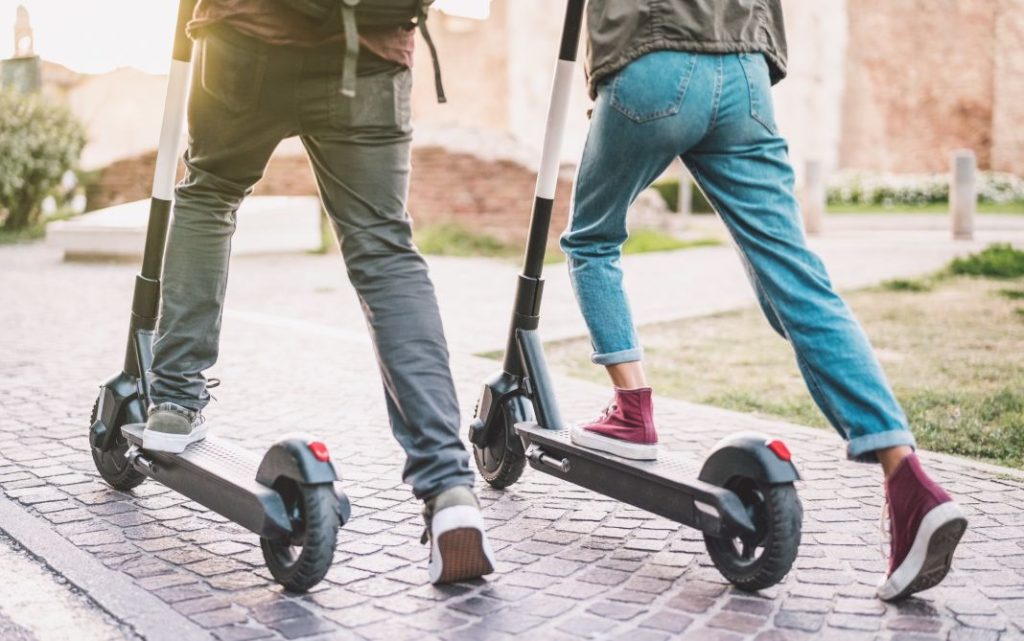 La multa de 200 euros que te pondrán si pillan a tu hijo con un patinete eléctrico y no tiene la edad para llevarlo 107 Motor16 patinete 2 Motor16