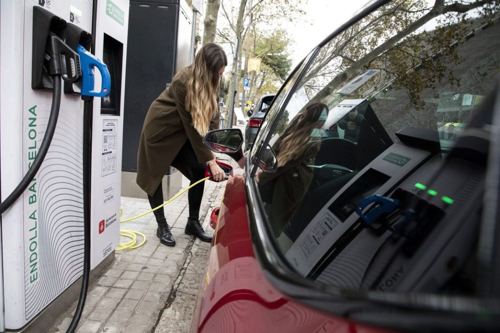 La OCU te dice el día que amortizarás un coche eléctrico. Pero sus cuentas tienen letra pequeña 12 Motor16 carga