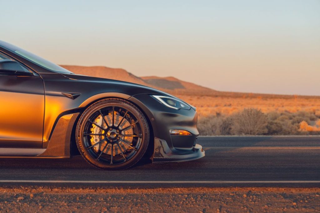 Si el Tesla Model S Plaid no es suficiente para ti, Unplugged Performance tiene la solución 3 Motor16 tesla model s plaid dark knight unplagued performance 10 Motor16