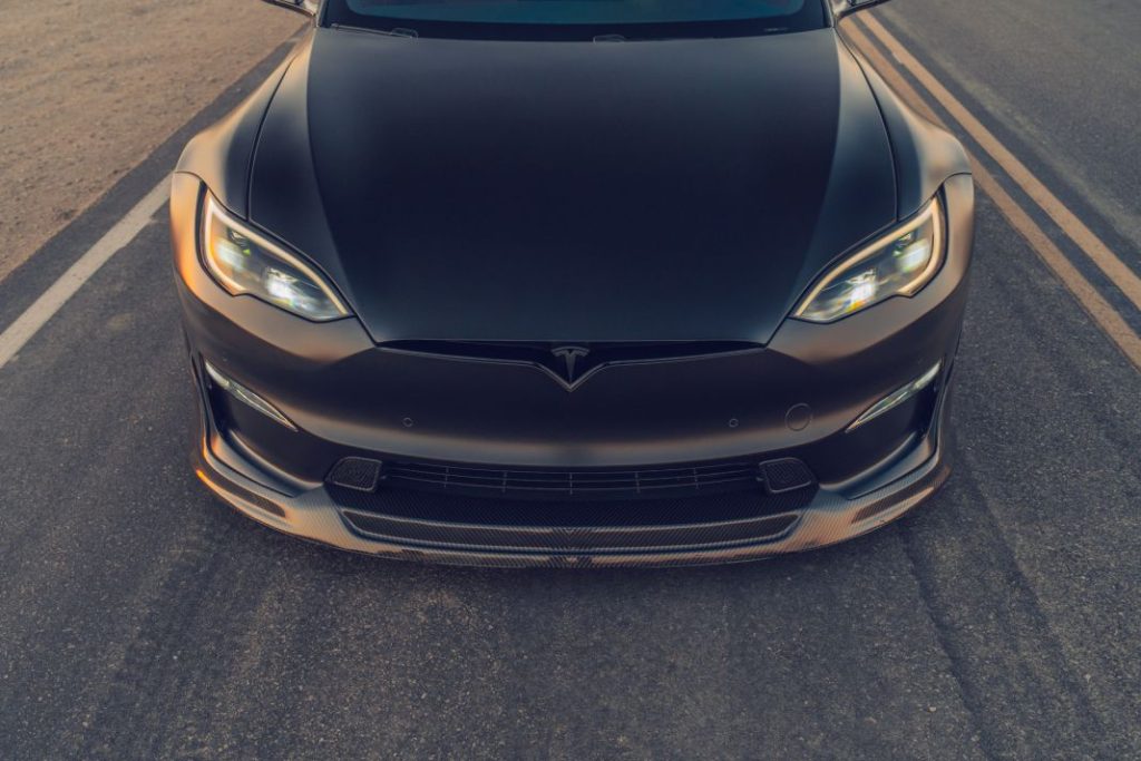 Si el Tesla Model S Plaid no es suficiente para ti, Unplugged Performance tiene la solución 14 Motor16 tesla model s plaid dark knight unplagued performance 12 Motor16