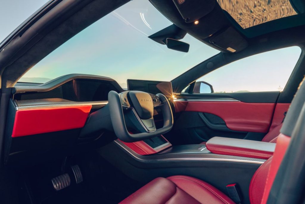 Si el Tesla Model S Plaid no es suficiente para ti, Unplugged Performance tiene la solución 16 Motor16 tesla model s plaid dark knight unplagued performance 15 Motor16