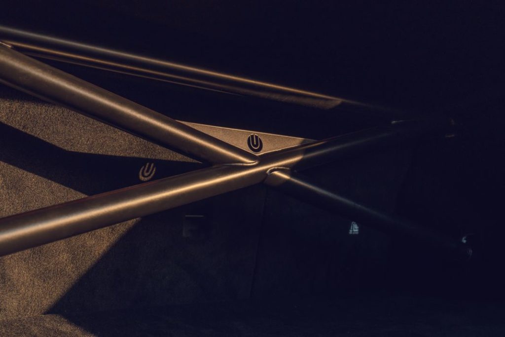 Si el Tesla Model S Plaid no es suficiente para ti, Unplugged Performance tiene la solución 12 Motor16 tesla model s plaid dark knight unplagued performance 2 Motor16