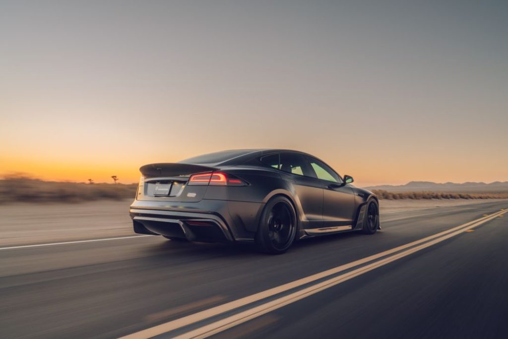 Si el Tesla Model S Plaid no es suficiente para ti, Unplugged Performance tiene la solución 1 Motor16 tesla model s plaid dark knight unplagued performance 21 Motor16