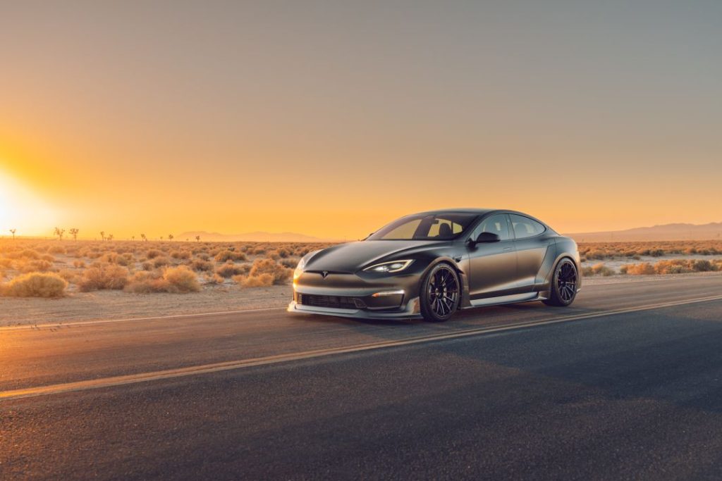 Si el Tesla Model S Plaid no es suficiente para ti, Unplugged Performance tiene la solución 8 Motor16 tesla model s plaid dark knight unplagued performance 7 Motor16