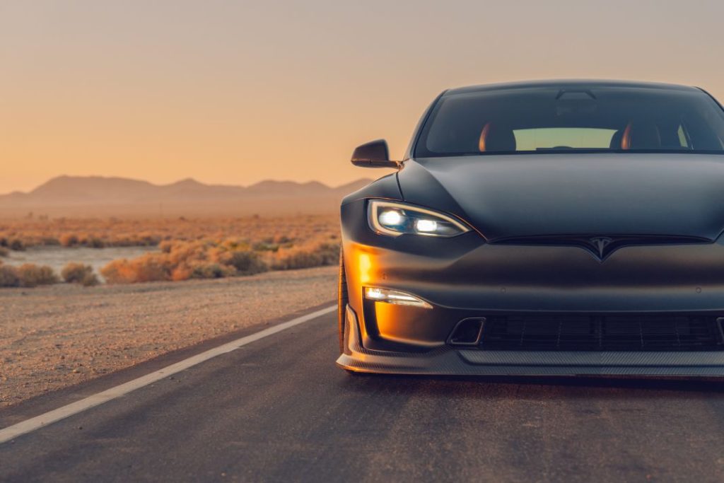 Si el Tesla Model S Plaid no es suficiente para ti, Unplugged Performance tiene la solución 9 Motor16 tesla model s plaid dark knight unplagued performance 9 Motor16