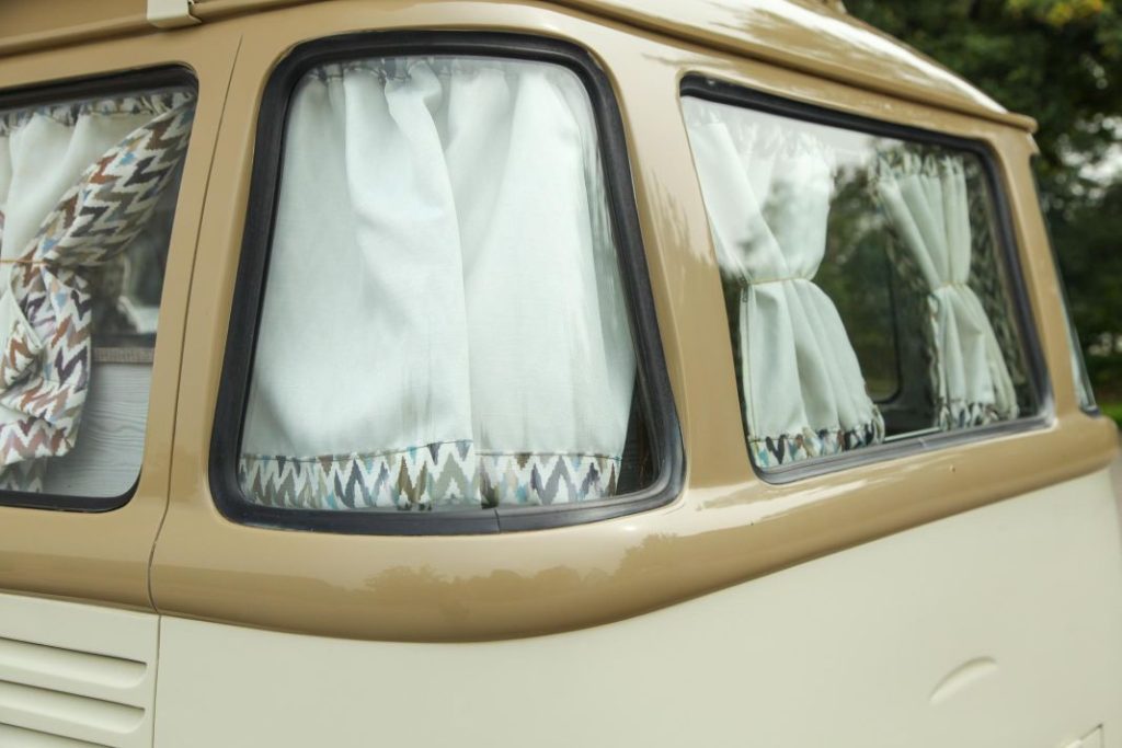Este Volkswagen Transporter articulado y camperizado de 1963 esconde una poderosa sorpresa 74 Motor16 volkswagen transporter t1 type2 articulada camper 10 Motor16