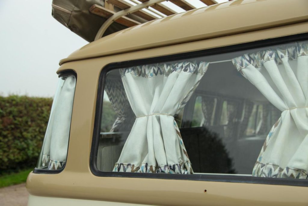 Este Volkswagen Transporter articulado y camperizado de 1963 esconde una poderosa sorpresa 76 Motor16 volkswagen transporter t1 type2 articulada camper 13 Motor16