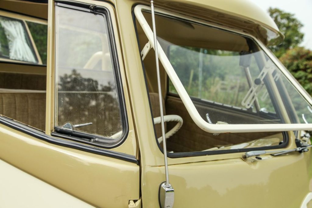 Este Volkswagen Transporter articulado y camperizado de 1963 esconde una poderosa sorpresa 66 Motor16 volkswagen transporter t1 type2 articulada camper 23 Motor16