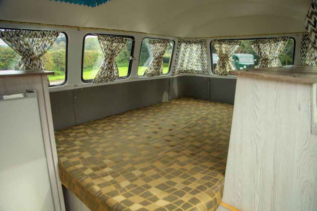 Este Volkswagen Transporter articulado y camperizado de 1963 esconde una poderosa sorpresa 61 Motor16 volkswagen transporter t1 type2 articulada camper 33 Motor16