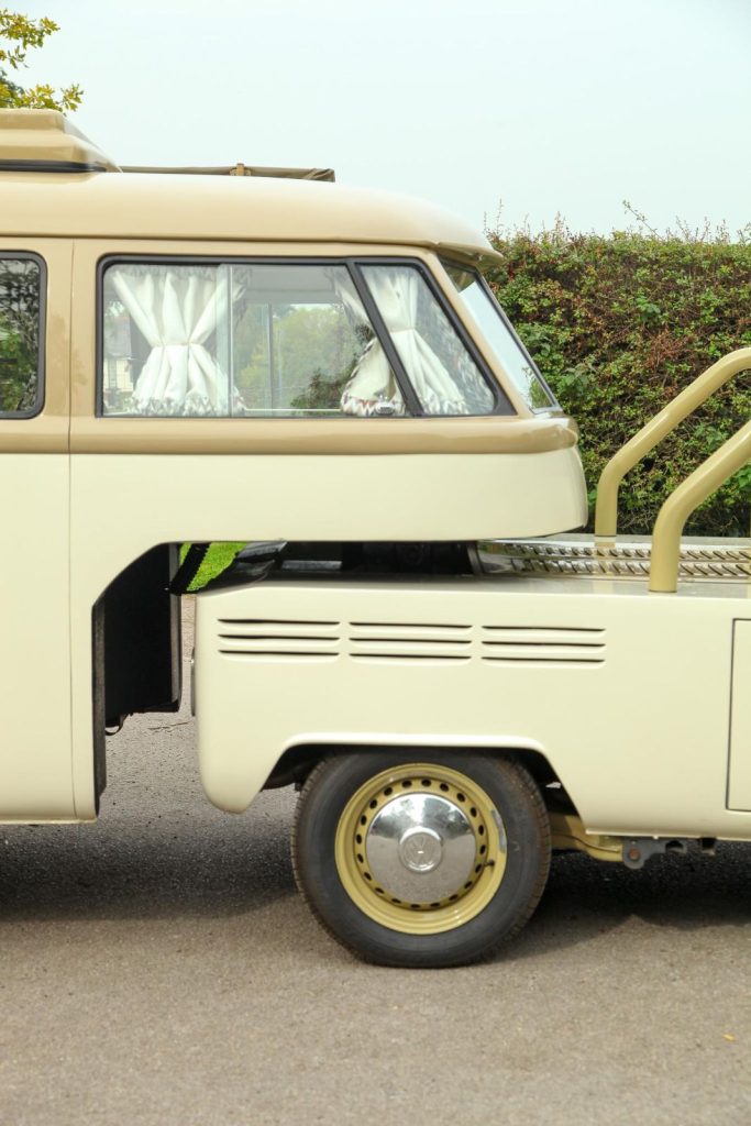 Este Volkswagen Transporter articulado y camperizado de 1963 esconde una poderosa sorpresa 53 Motor16 volkswagen transporter t1 type2 articulada camper 43 Motor16