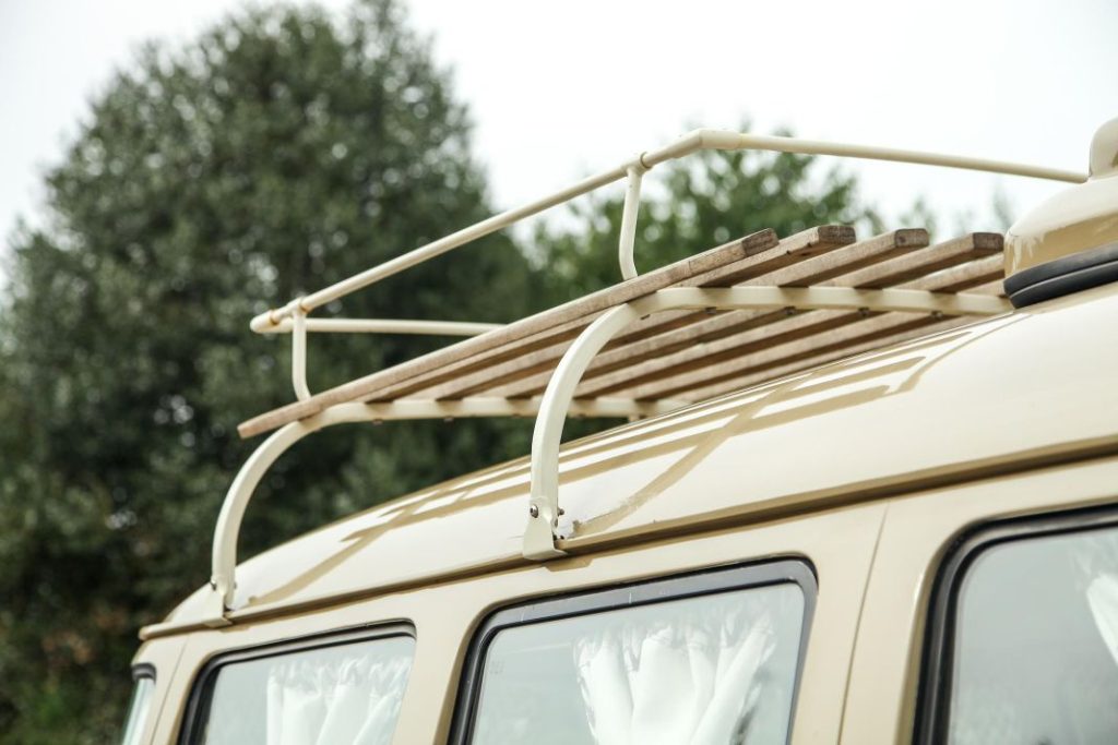 Este Volkswagen Transporter articulado y camperizado de 1963 esconde una poderosa sorpresa 35 Motor16 volkswagen transporter t1 type2 articulada camper 65 Motor16