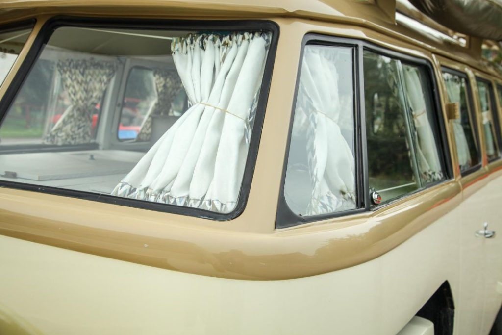 Este Volkswagen Transporter articulado y camperizado de 1963 esconde una poderosa sorpresa 33 Motor16 volkswagen transporter t1 type2 articulada camper 67 Motor16