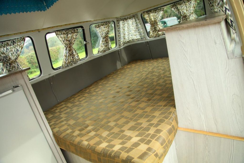 Este Volkswagen Transporter articulado y camperizado de 1963 esconde una poderosa sorpresa 5 Motor16 volkswagen transporter t1 type2 articulada camper 74 Motor16