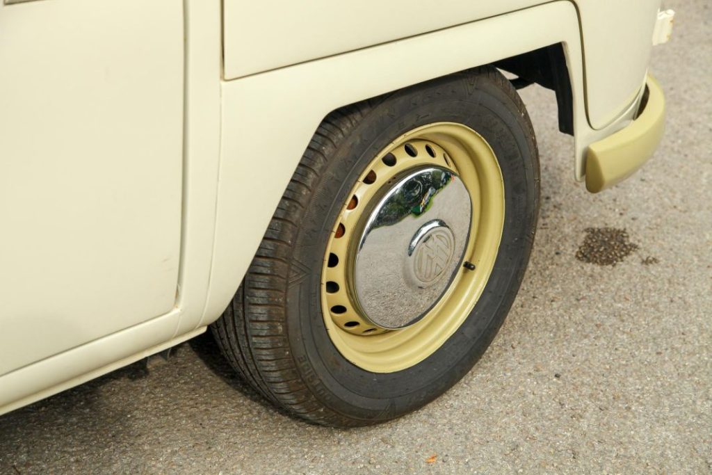 Este Volkswagen Transporter articulado y camperizado de 1963 esconde una poderosa sorpresa 24 Motor16 volkswagen transporter t1 type2 articulada camper 77 Motor16