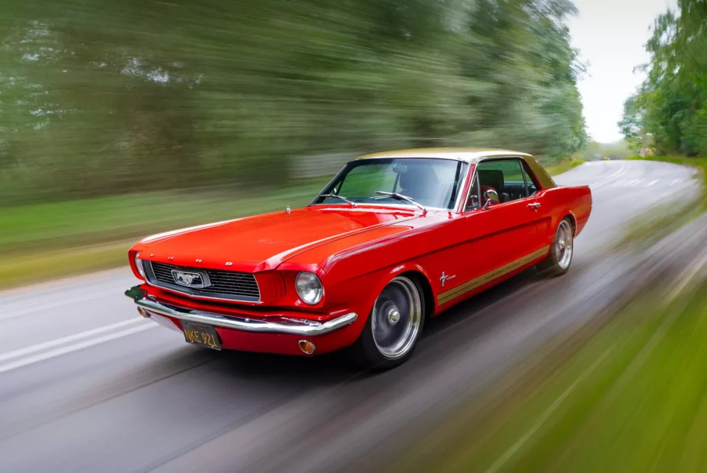 El clásico Ford Mustang se electrifica gracias a Alan Mann Racing 3 Motor16 2023 Ford Mustang EV Alan Mann. Imagen movimiento.