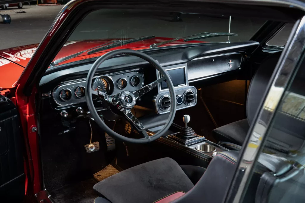 El clásico Ford Mustang se electrifica gracias a Alan Mann Racing 2 Motor16 2023 Ford Mustang EV Alan Mann. Imagen interior.