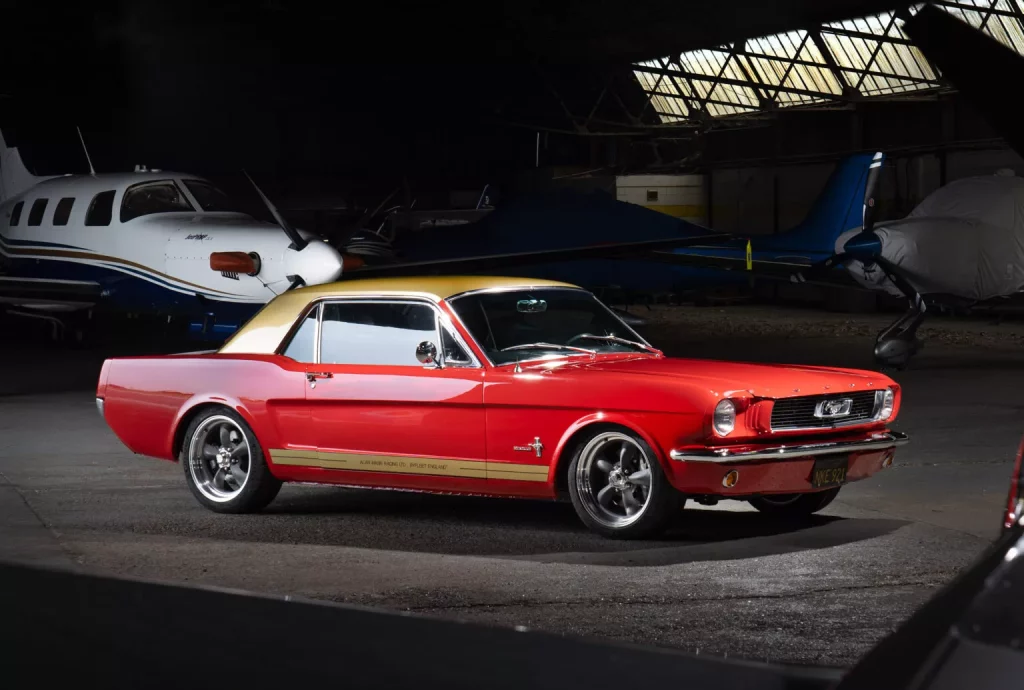 El clásico Ford Mustang se electrifica gracias a Alan Mann Racing 1 Motor16 2023 Ford Mustang EV Alan Mann. Imagen delantera.