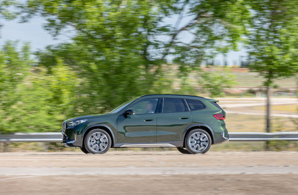 BMW iX1 xDrive30: Probamos un SUV tan rápido como eficiente 2 Motor16 2023 BMW iX1 xDrive30. Prueba. Imagen barrido.