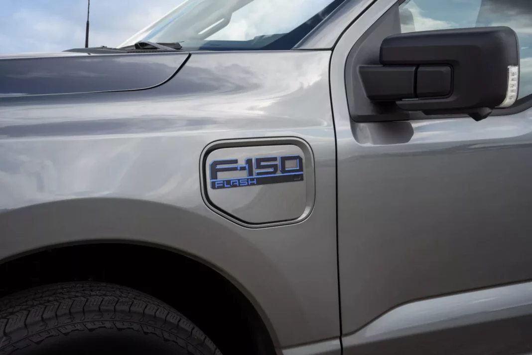 2023 Ford F-150 Lightning Flash. Imagen portada.