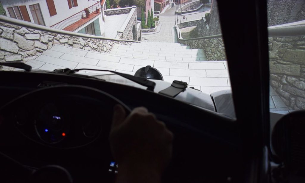 ¿Te gustó 'The Italian Job'? Querrás tener este simulador de Mini en tu casa 5 Motor16 2023 Italian Job Mini Cooper Driving Simulator Down Stairs Motor16