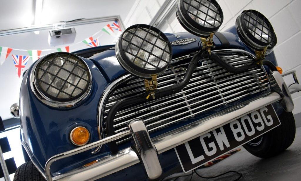 ¿Te gustó 'The Italian Job'? Querrás tener este simulador de Mini en tu casa 3 Motor16 2023 Italian Job Mini Cooper Driving Simulator Number Plate Motor16