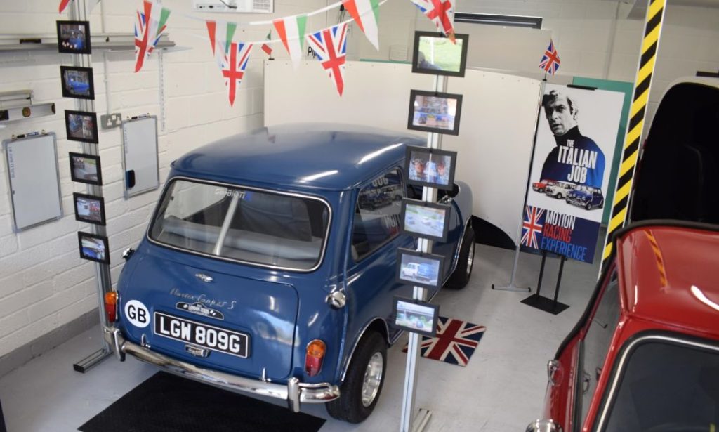 ¿Te gustó 'The Italian Job'? Querrás tener este simulador de Mini en tu casa 1 Motor16 2023 Italian Job Mini Cooper Driving Simulator Rear Motor16