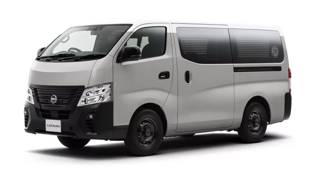 Nissan Caravan MyRoom: Furgoneta parece, vehículo camper es 2 Motor16 2023 Nissan Caravan MyRoom. Imagen delantera.