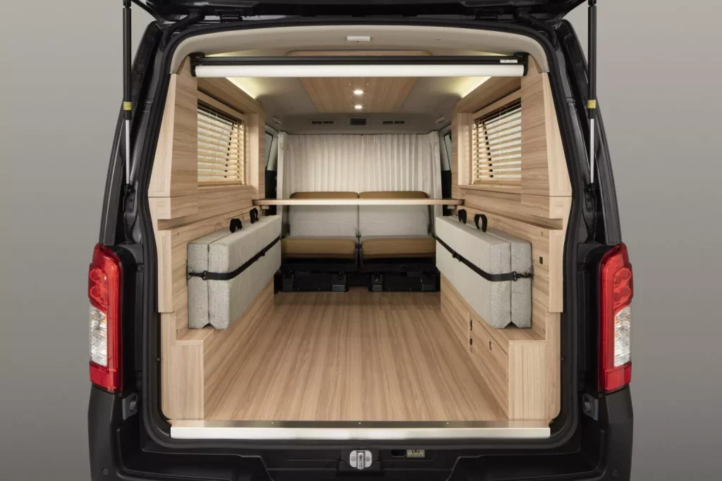 Nissan Caravan MyRoom: Furgoneta parece, vehículo camper es 1 Motor16 2023 Nissan Caravan MyRoom. Imagen interior.
