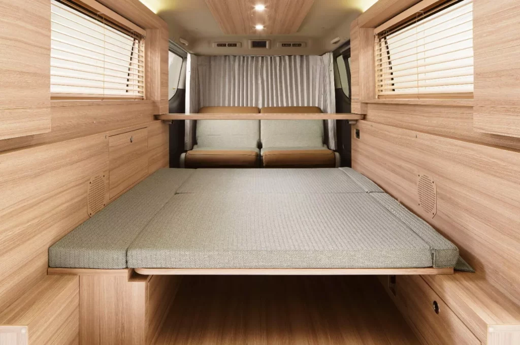 Nissan Caravan MyRoom: Furgoneta parece, vehículo camper es 4 Motor16 2023 Nissan Caravan MyRoom. Imagen cama.