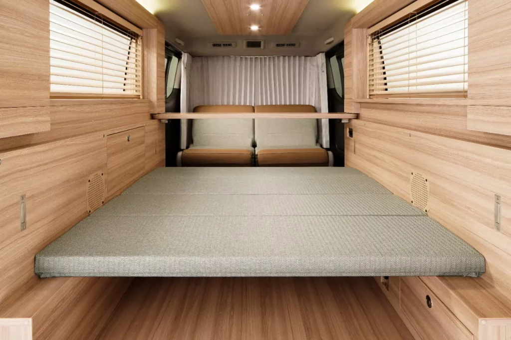 Nissan Caravan MyRoom: Furgoneta parece, vehículo camper es 11 Motor16 2023 Nissan Caravan MyRoom 7 Motor16