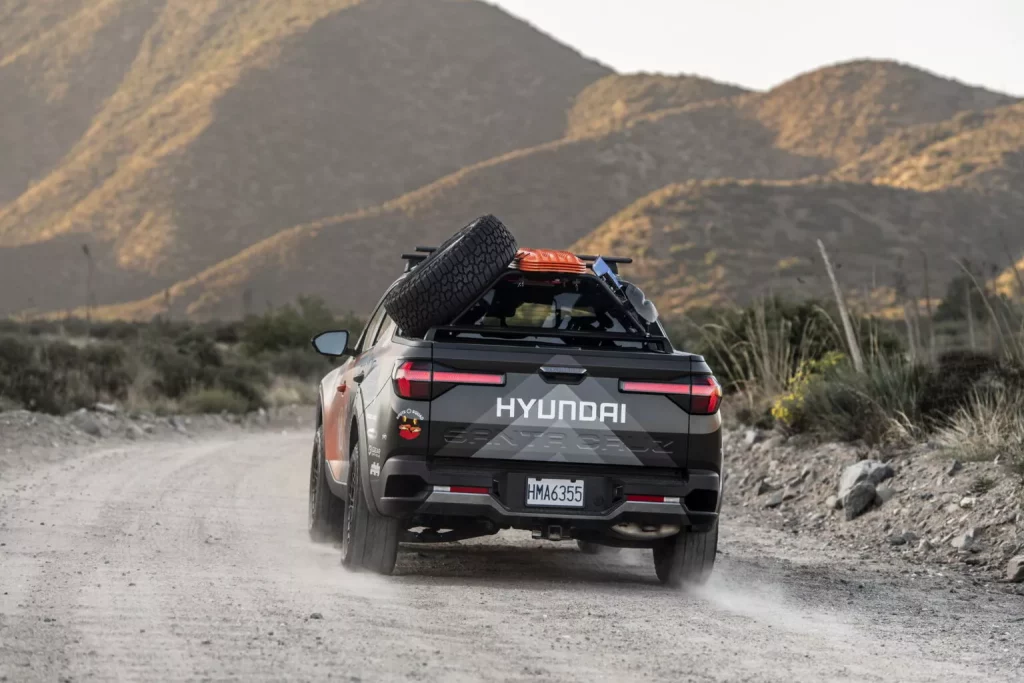 El Hyundai Santa Cruz se enfrenta al Rebelle Rally 4 Motor16 2023 Hyundai Santa Cruz Rebelle Rally. Imagen trasera.