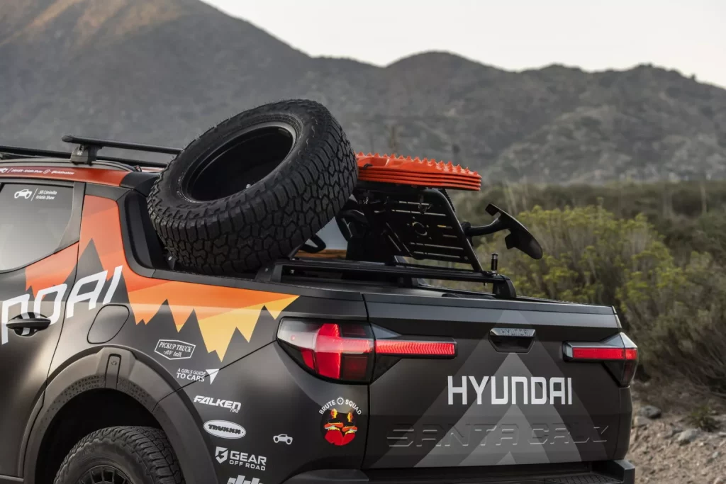El Hyundai Santa Cruz se enfrenta al Rebelle Rally 3 Motor16 2023 Hyundai Santa Cruz Rebelle Rally. Imagen detalle caja.