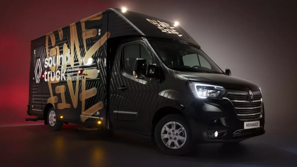 Este Renault Master es el sueño de todo DJ 3 Motor16 2023 Renault Trafic Sound Truck 1 Motor16