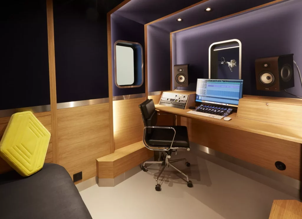 Este Renault Master es el sueño de todo DJ 1 Motor16 2023 Renault Master Sound Truck. Imagen interior.