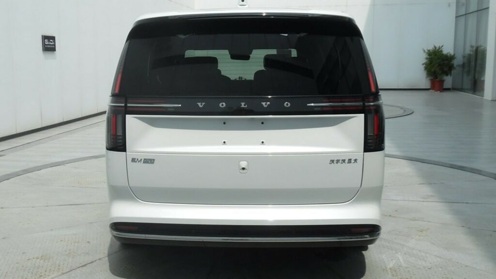 Volvo EM90: El primer monovolumen de la marca se escapa antes de tiempo 1 Motor16 2023 Volvo EM90 MIIT. Imagen trasera.