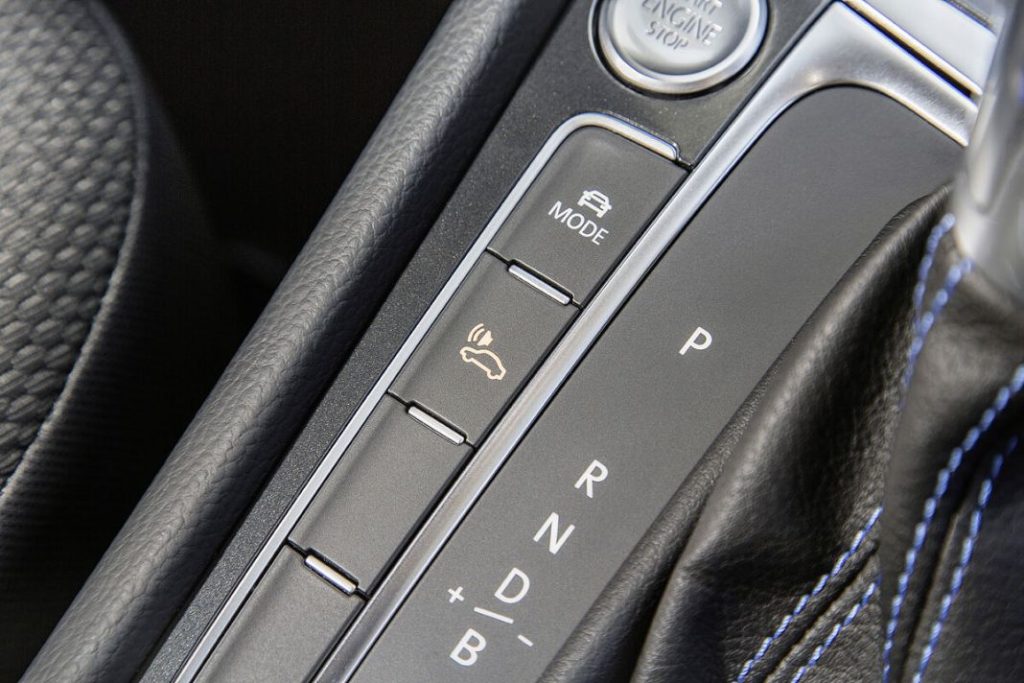 La única forma correcta de aparcar tu coche automático y no destrozar su caja de cambios 89 Motor16 aparcar