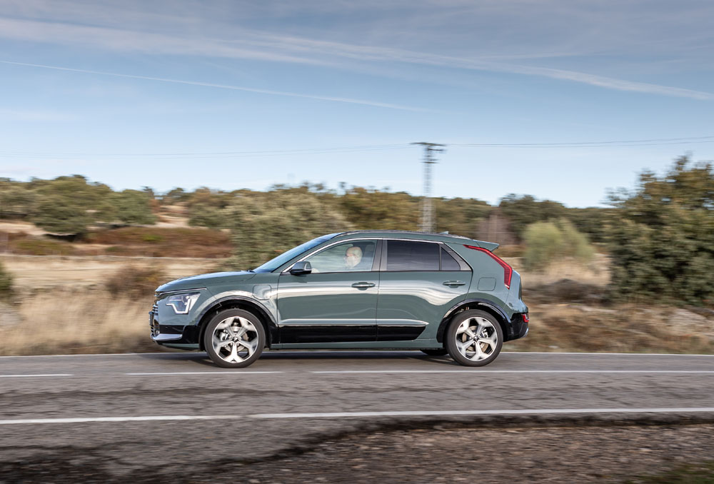 Probamos el Kia Niro PHEV Emotion: En el centro se encuentra el equilibrio 3 Motor16 2023 Kia Niro PHEV Emotion. Imagen barrido.