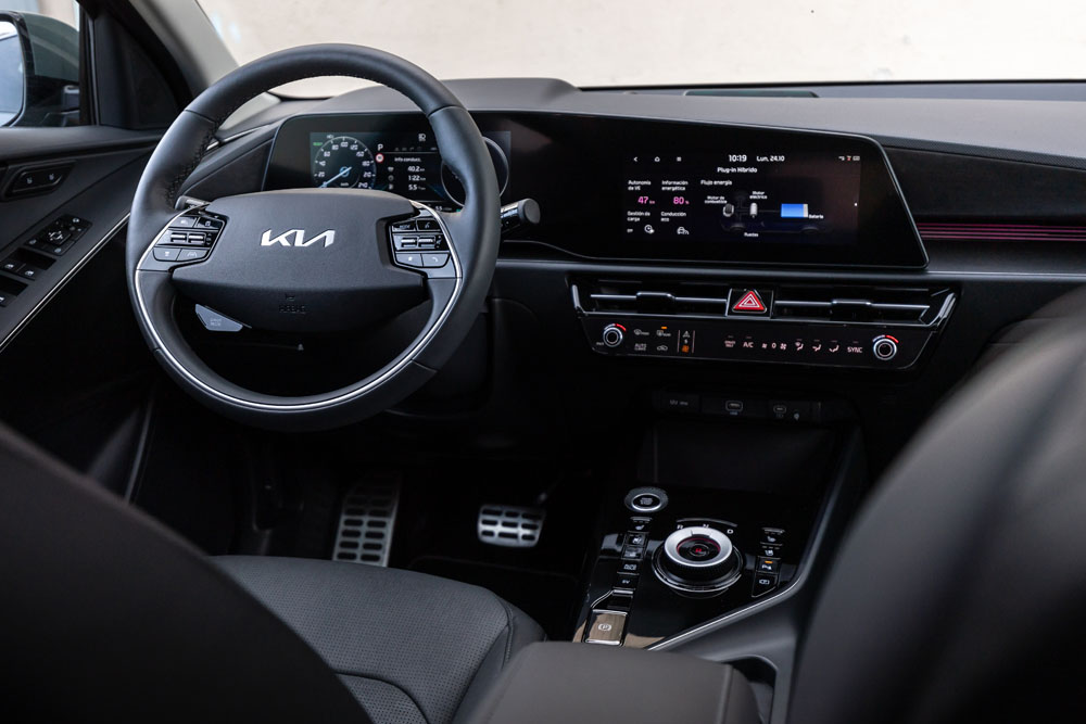 Probamos el Kia Niro PHEV Emotion: En el centro se encuentra el equilibrio 2 Motor16 2023 Kia Niro PHEV Emotion. Imagen salpicadero.