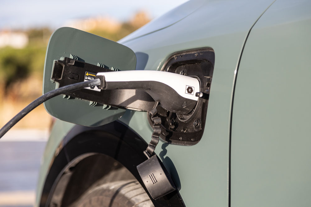 Probamos el Kia Niro PHEV Emotion: En el centro se encuentra el equilibrio 4 Motor16 2023 Kia Niro PHEV Emotion. Imagen detalle enchufe.